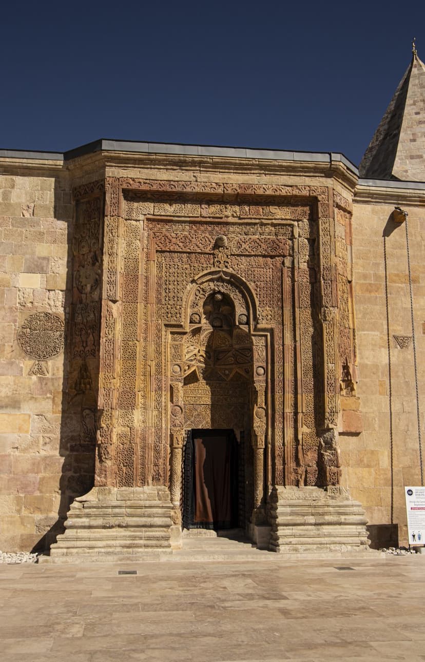 Divriği Ulu Cami Taç Kapısı taş bezemeleri