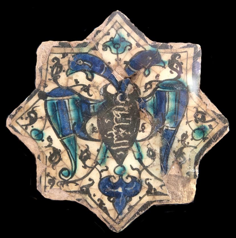 Kubadabad Sarayı çift başlı kartal çinisi, al-Sultan yazısı göğsünde, 1220'ler