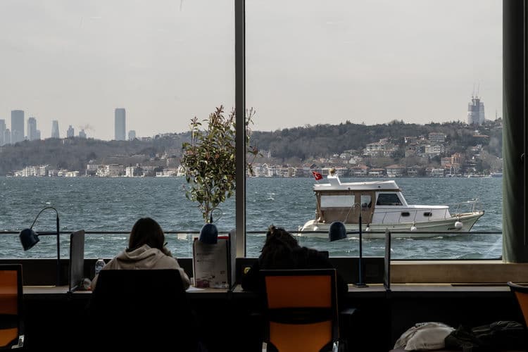 Başım Köpük Köpük Bulut İçim Dışım Deniz ama Yer Yok
