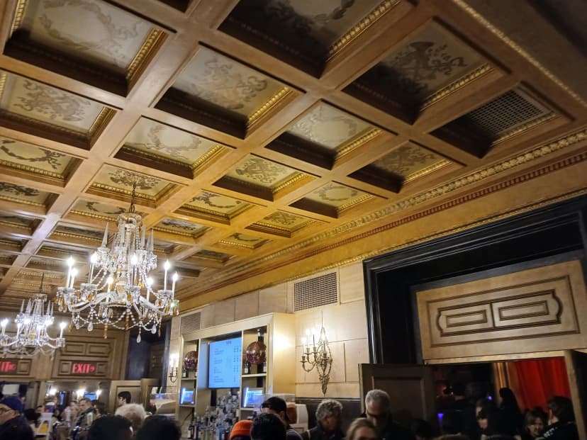 St James Theatre’ın altın yaldızlı tavanı ve avizeleriyle fuayesi