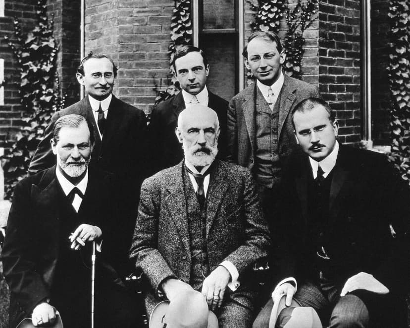 1909'da Clark Üniversitesi önünde Freud, Hall ve Jung