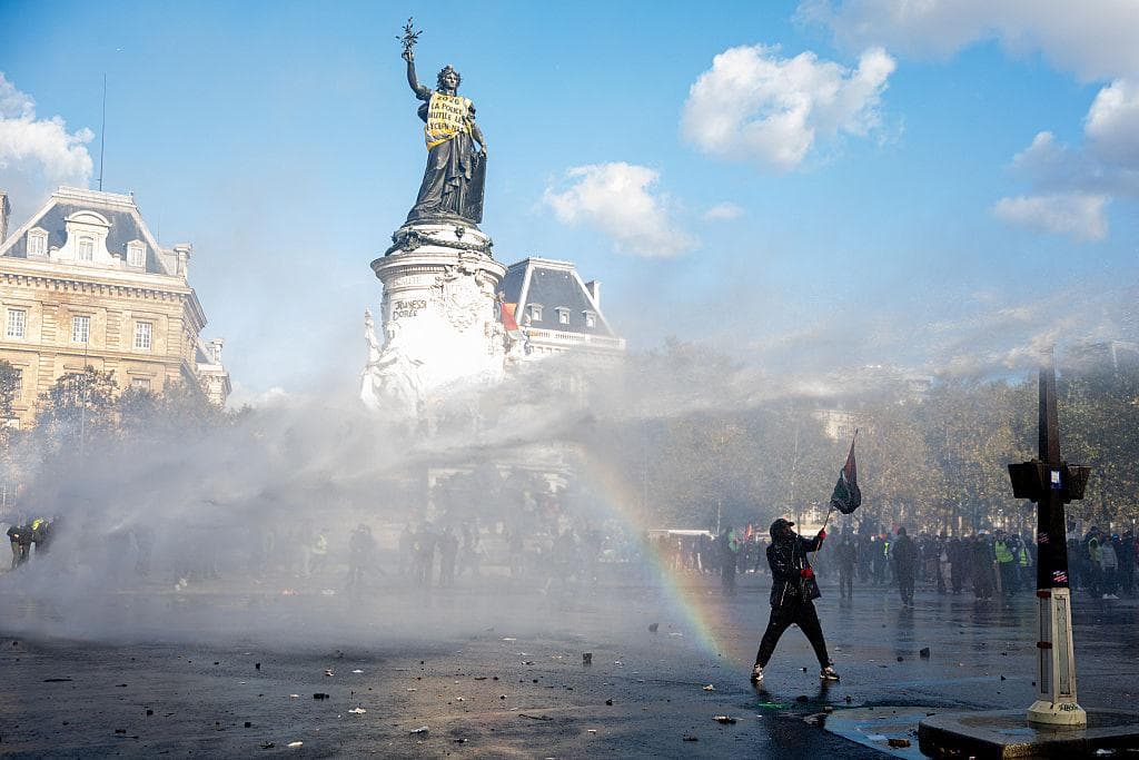 Kırılan Camlar, Korunan Düzen: Paris Protestoları, Sanat ve Şiddetin Politik Dili
