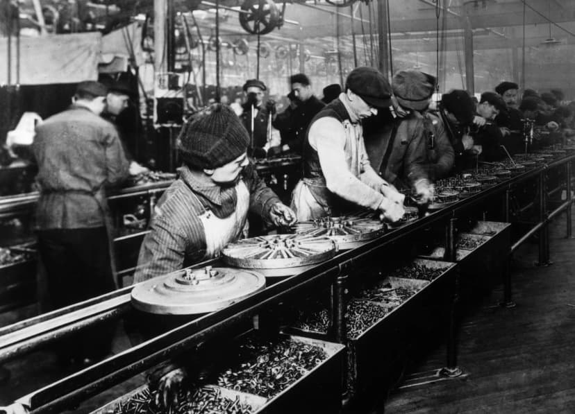 Ford fabrikasında montaj bandında çalışan işçiler