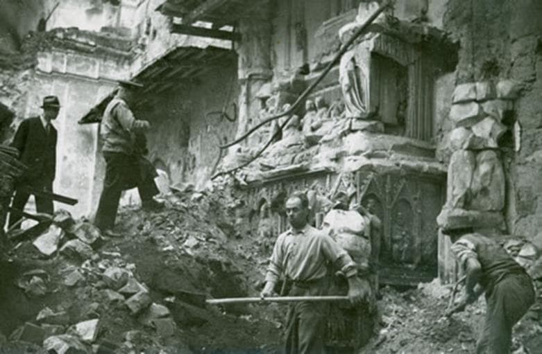 Napoli'deki Santa Chiara Kilisesi'nde enkaz kaldırma çalışması, 1944