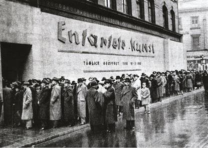 Dejenere Sanat Sergisi önünde bekleyen ziyaretçiler, Münih 1937