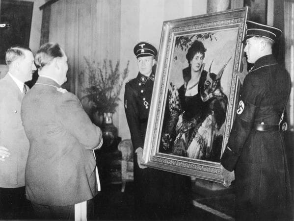 Hitler, Hans Makart'ın Şahin Avcısı tablosunu Göring'e sunarken