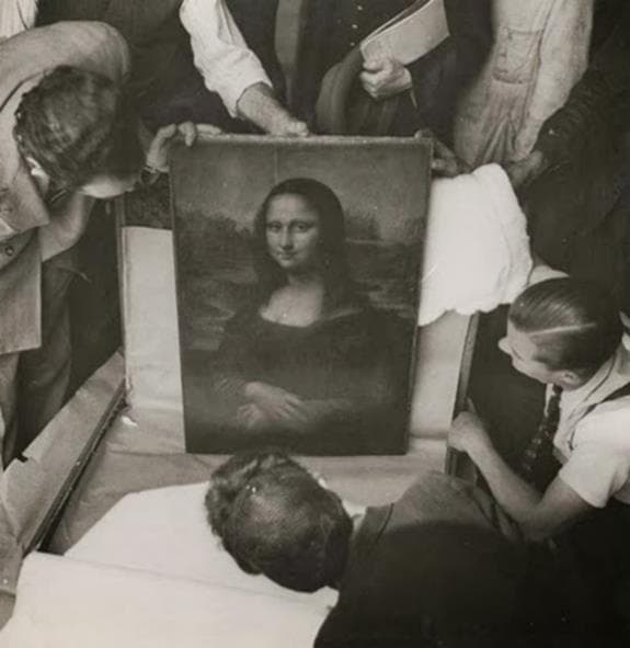 Mona Lisa sandığa yerleştirilirken