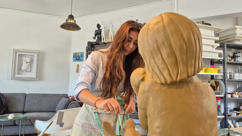 Selin Aral, çalıştığı figüre eğilmiş