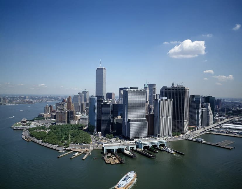Havadan Aşağı Manhattan; ortada İkiz Kuleler