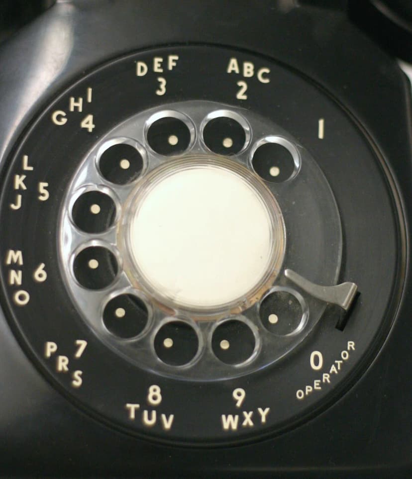Çevirmeli bir telefonun numara çarkı, yakından