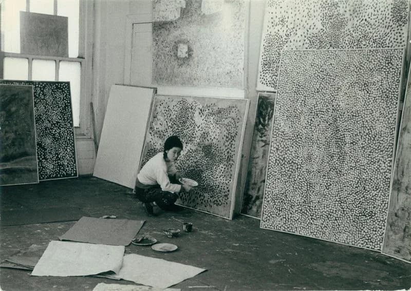 a young yayoi kusama in her new york studio 1958 v0 gte86pd8
