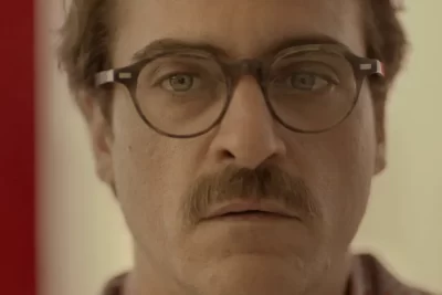 Her filmi Joaquin Phoenix Theodore karakteri kırmızı ceket ve melankolik bakış