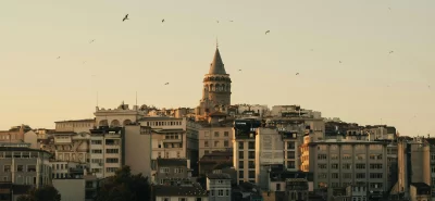 Beyoğlu sokaklarında tarihi binalar ve Galata Kulesi manzarası