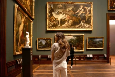 Tamara Harhai, Dresden Museum, 2022. Müze koridorunda yalnız yürüyen kadın.