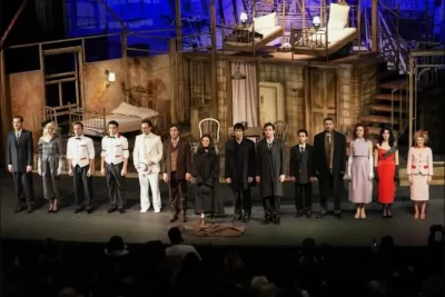 Etimesgut Belediyesi Kent Tiyatrosu Satıcının Ölümü oyunu tam oyuncu kadrosu ve sahne dekoru