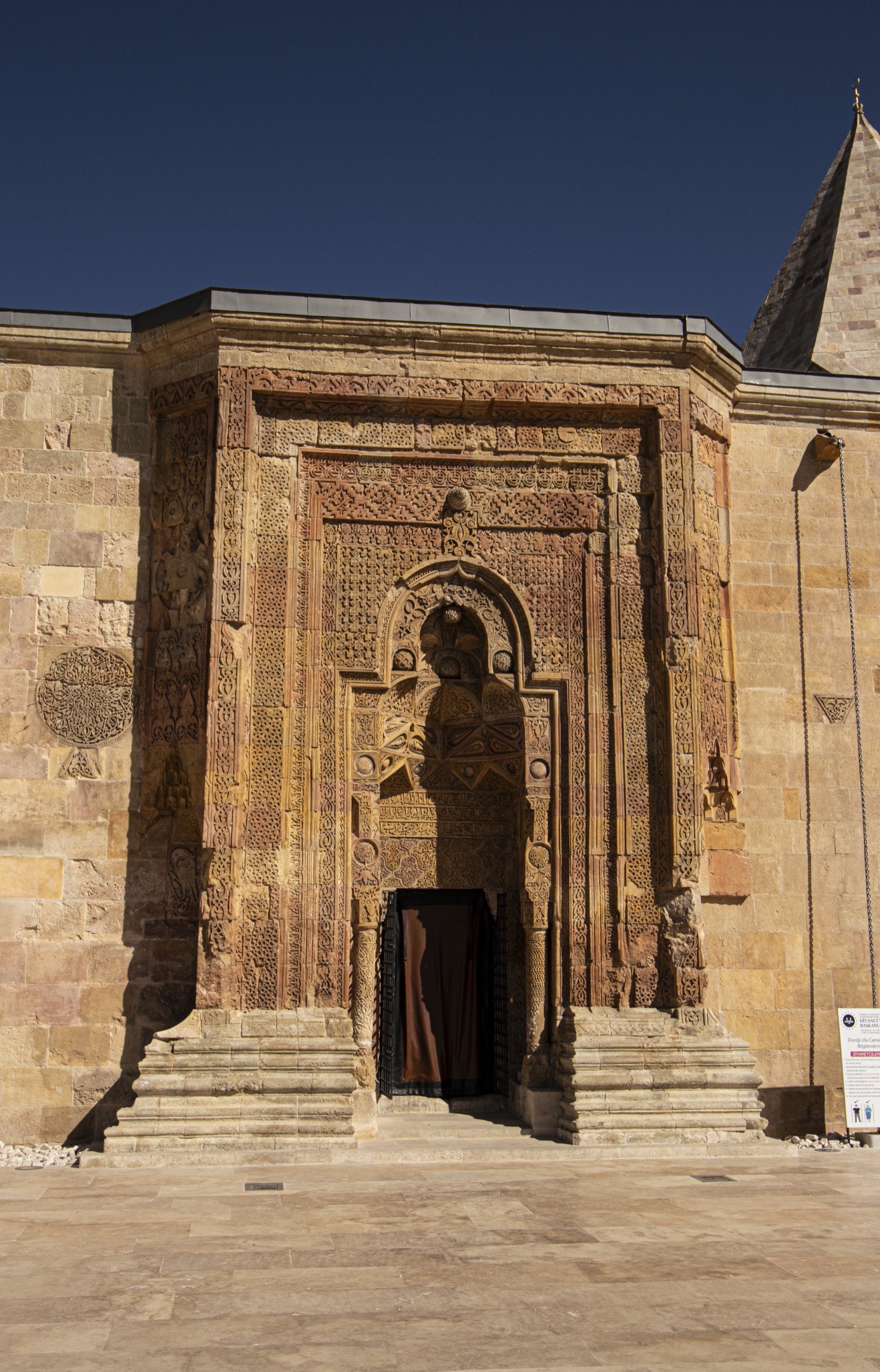 Divriği Ulu Cami Taç Kapısı taş bezemeleri
