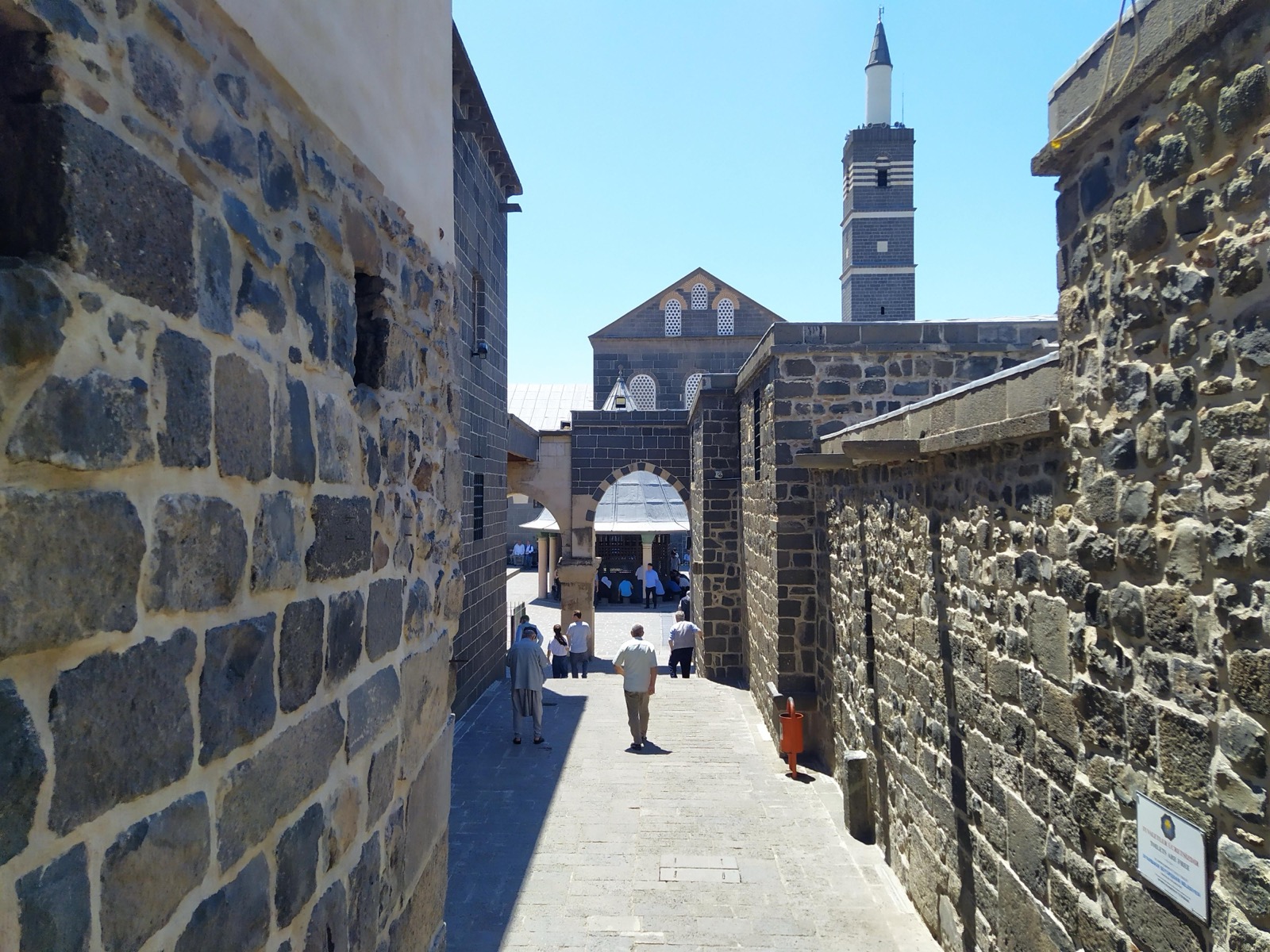 Diyarbakır Ulu Cami avlusu ve sütunlu revakları